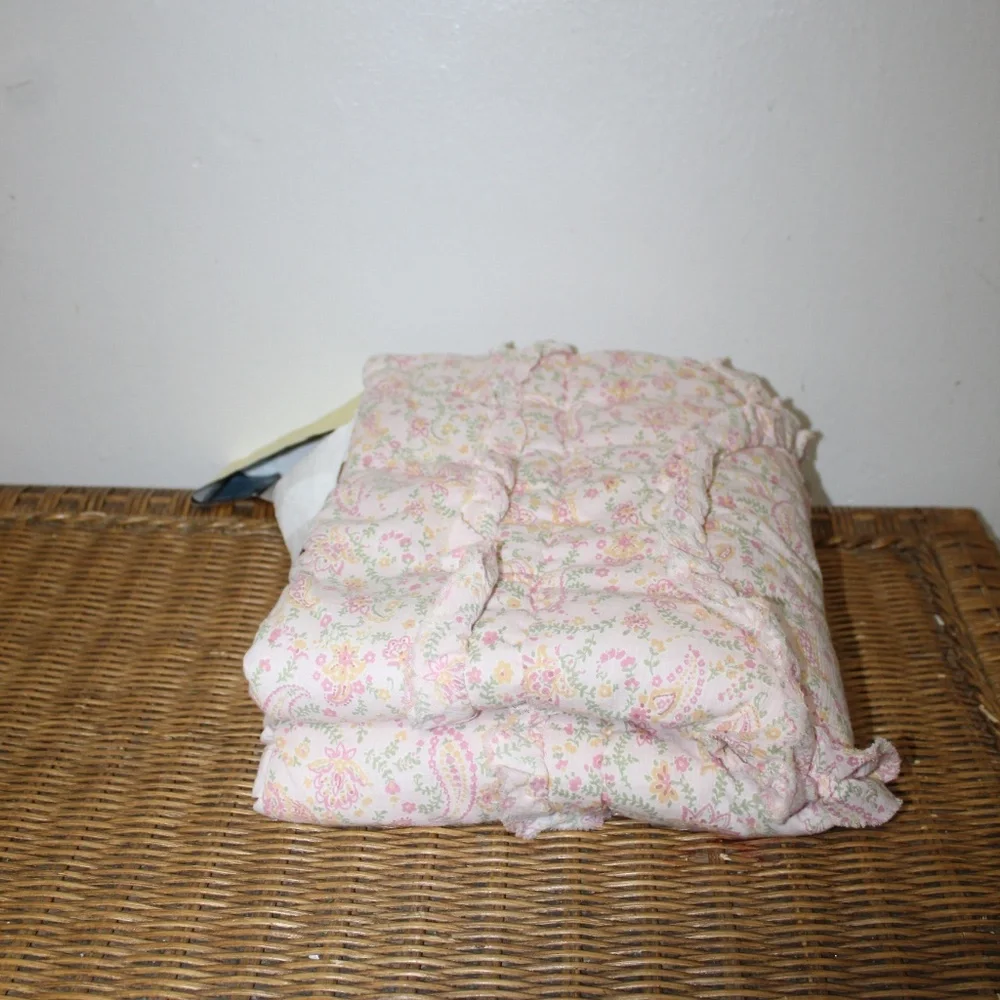Williams Sonoma. Printed Floral Pattern Hand Quilting Ruched Sham.